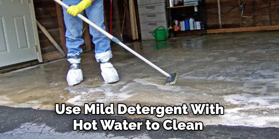 Use Mild Detergent With Hot Water to Clean 
