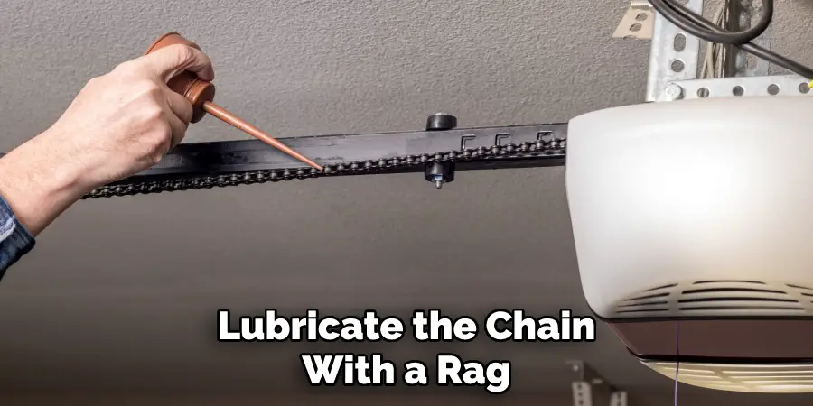 Lubricate the Chain With a Rag
