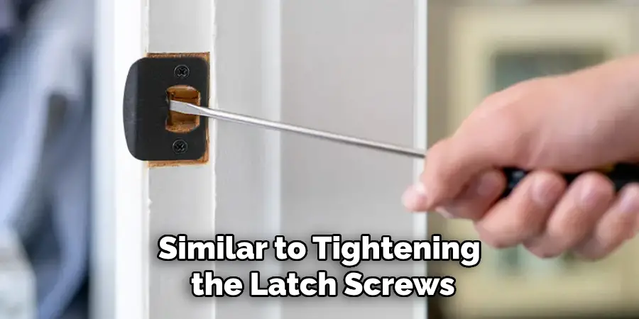 Similar to Tightening the Latch Screws